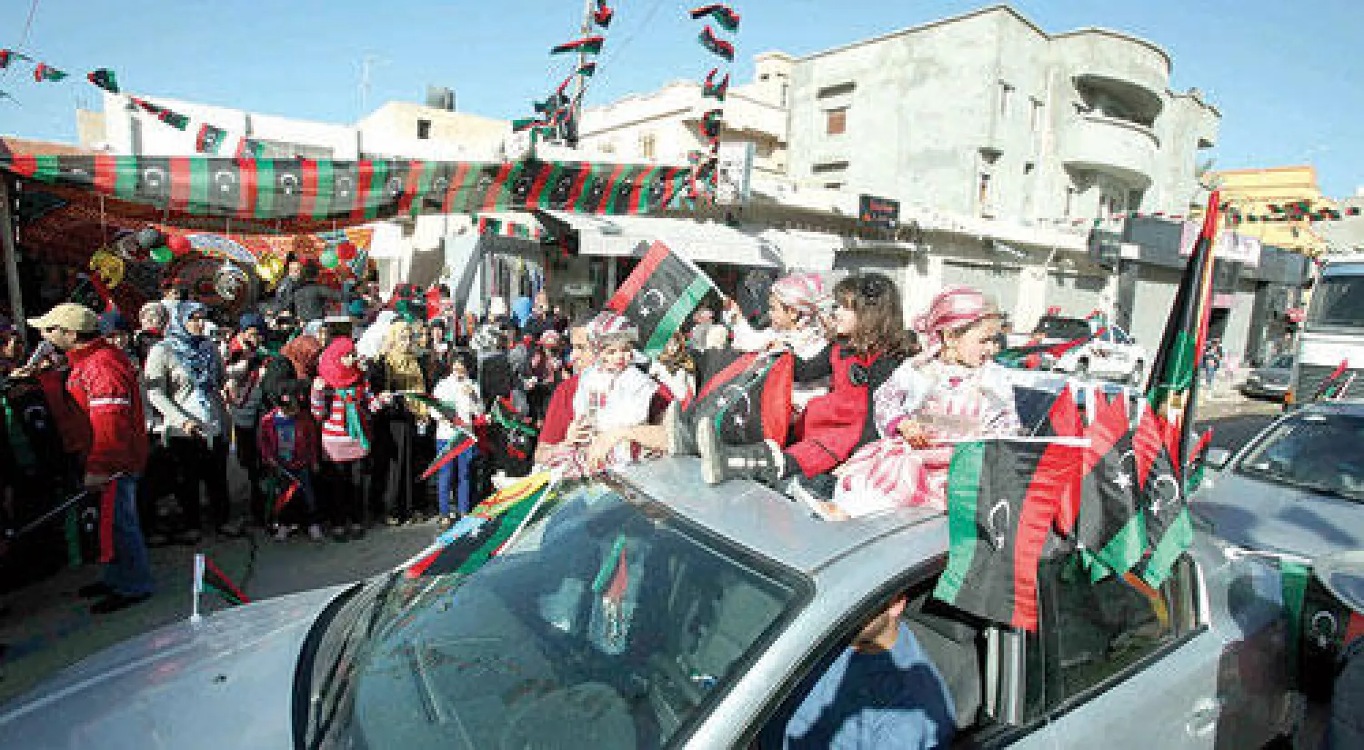 ليبيون يتظاهرون امس احتفالا بمرور الذكرى الثالثة للمظاهرات الاولى ضد نظام العقيد معمر القذافي في طرابلس (إ.ب.أ)