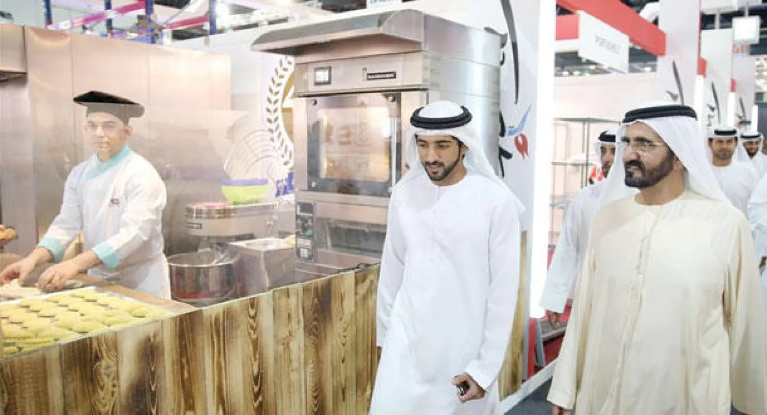 محمد بن راشد والشيخ حمدان بن محمد خلال تجولهما في معرض الأغذية الحلال (وام)