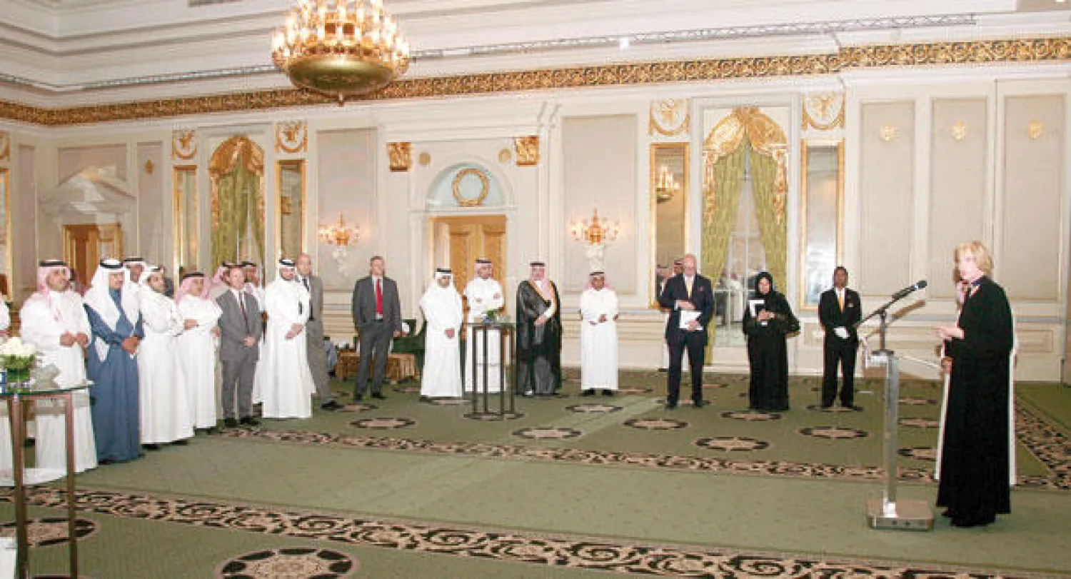 اللورد الدرمان فيونا وولف عمدة الحي المالي اللندني خلال حضورها لقاء جمعها بعدد من رجال الأعمال السعوديين المستثمرين في بريطانيا في الخبر أول من أمس («الشرق الأوسط»)