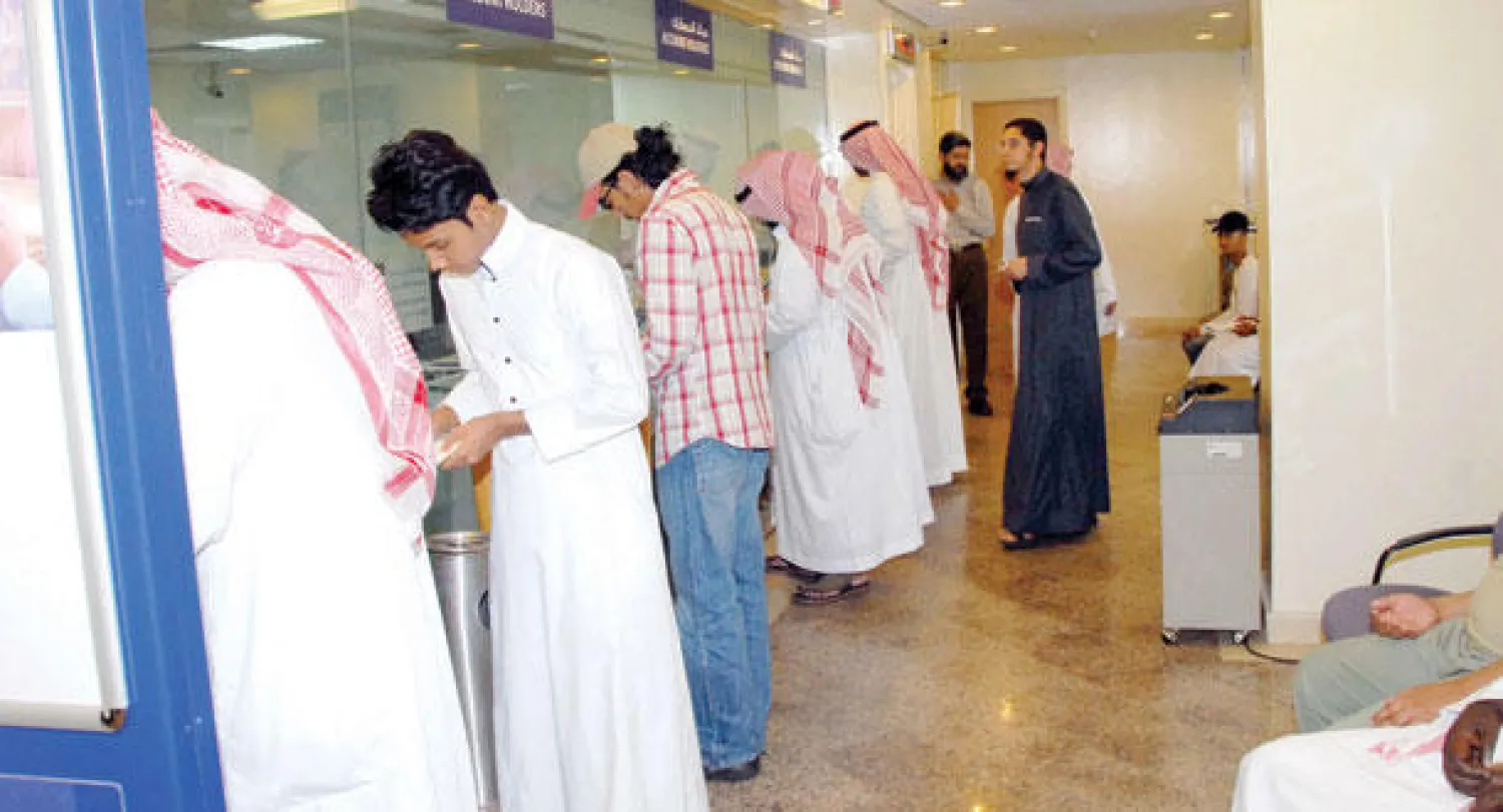 عدد من العملاء داخل أحد البنوك السعودية في جدة غرب السعودية (تصوير: أحمد حشاد)