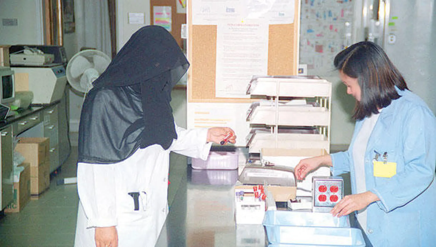 تظهر آخر إحصائية رسمية أن 14 ألفا و425 ممرضا وممرضة سعوديين يعملون في مختلف القطاعات الطبية في البلاد (تصوير: خالد الخميس)