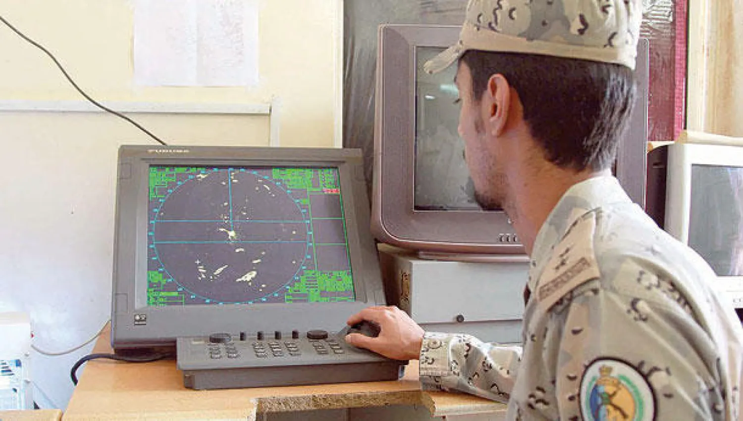 أحد الضباط يراقب نطاق حرس الحدود في جزيرة فرسان جنوب غربي السعودية (تصوير: خالد الخميس)