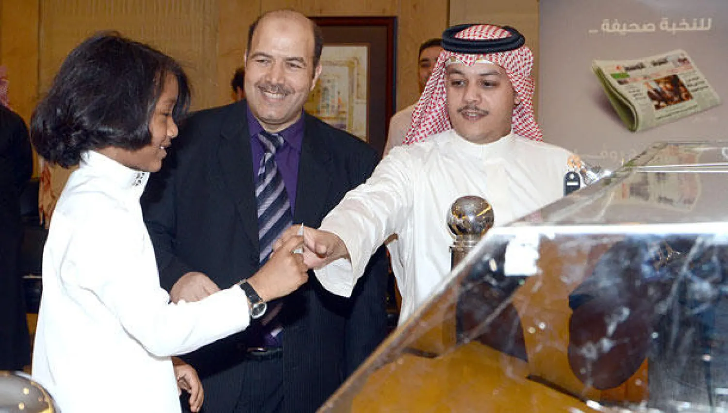 جانب من عملية سحب الجوائز أمس ({الشرق الأوسط})