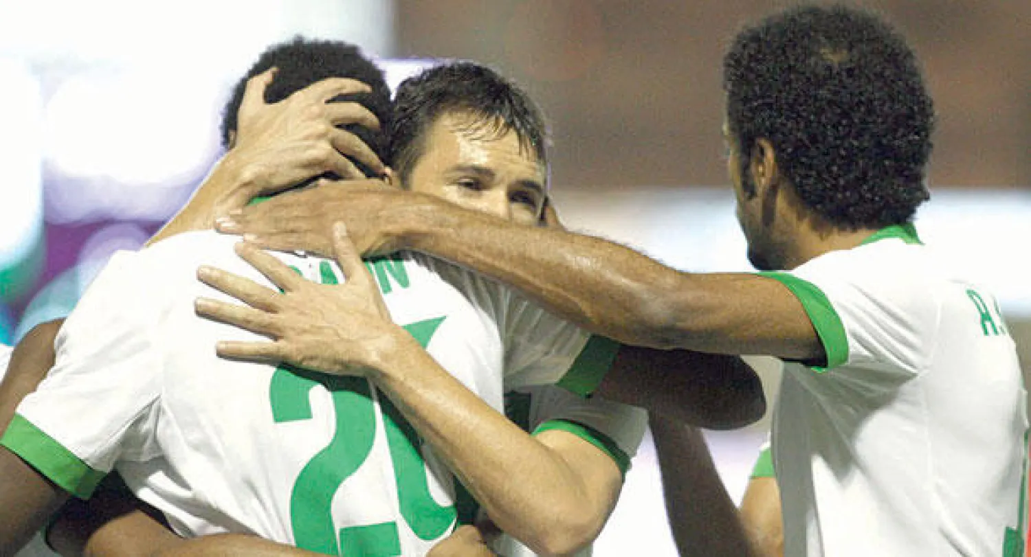 لاعبو الأهلي يحتفلون بأحد أهدافهم في الأنصار (تصوير: عبد الله بازهير)