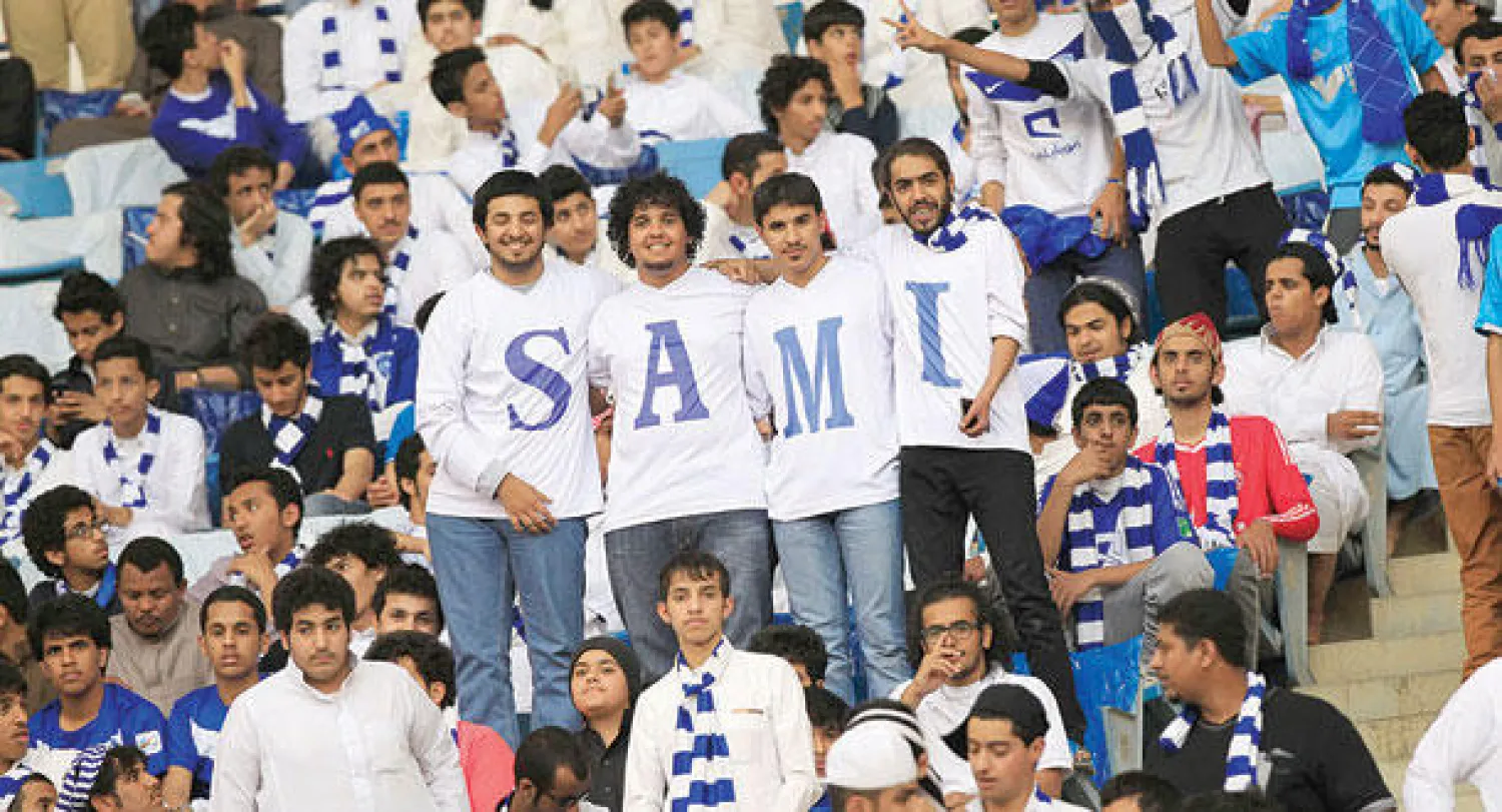 جماهير هلالية تعبر عن إعجابها بالجابر على طريقتها الخاصة أمس (تصوير: علي العريفي)