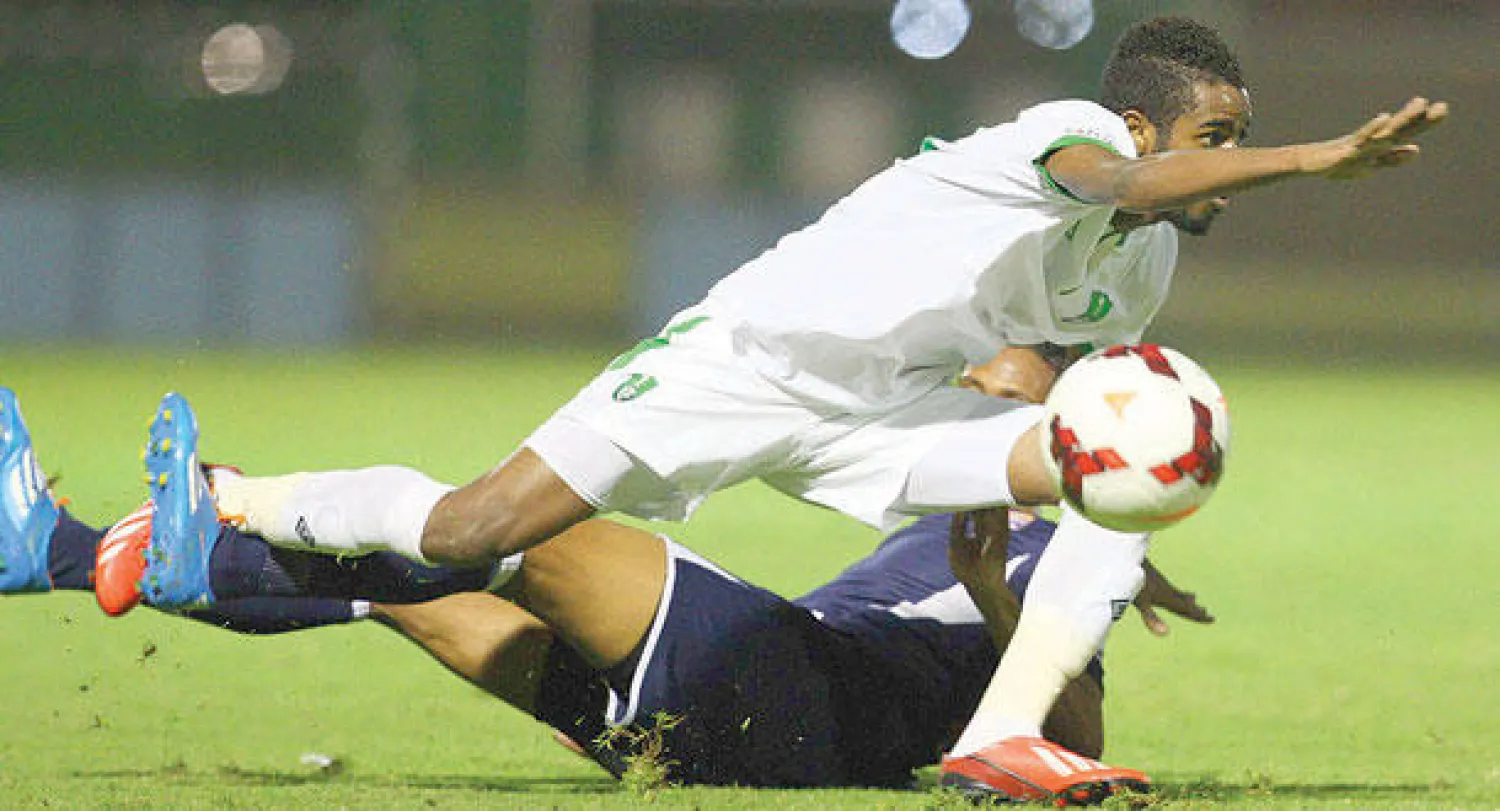 من مباراة الأهلي والأنصار أول من أمس (تصوير: عبد الله بازهير)