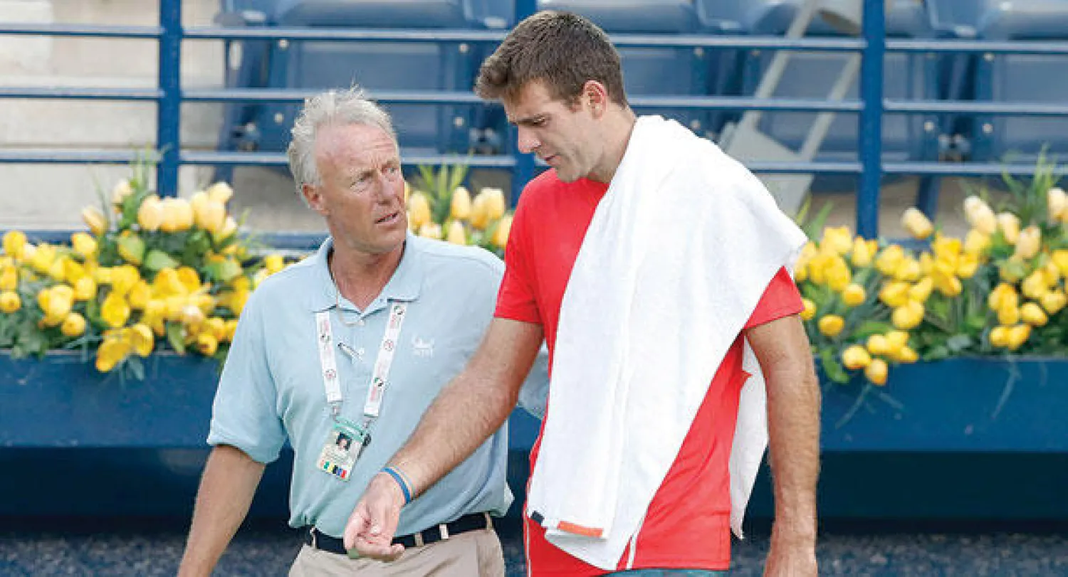 ديل بوترو يخرج من الملعب بصحبة الطبيب (رويترز)