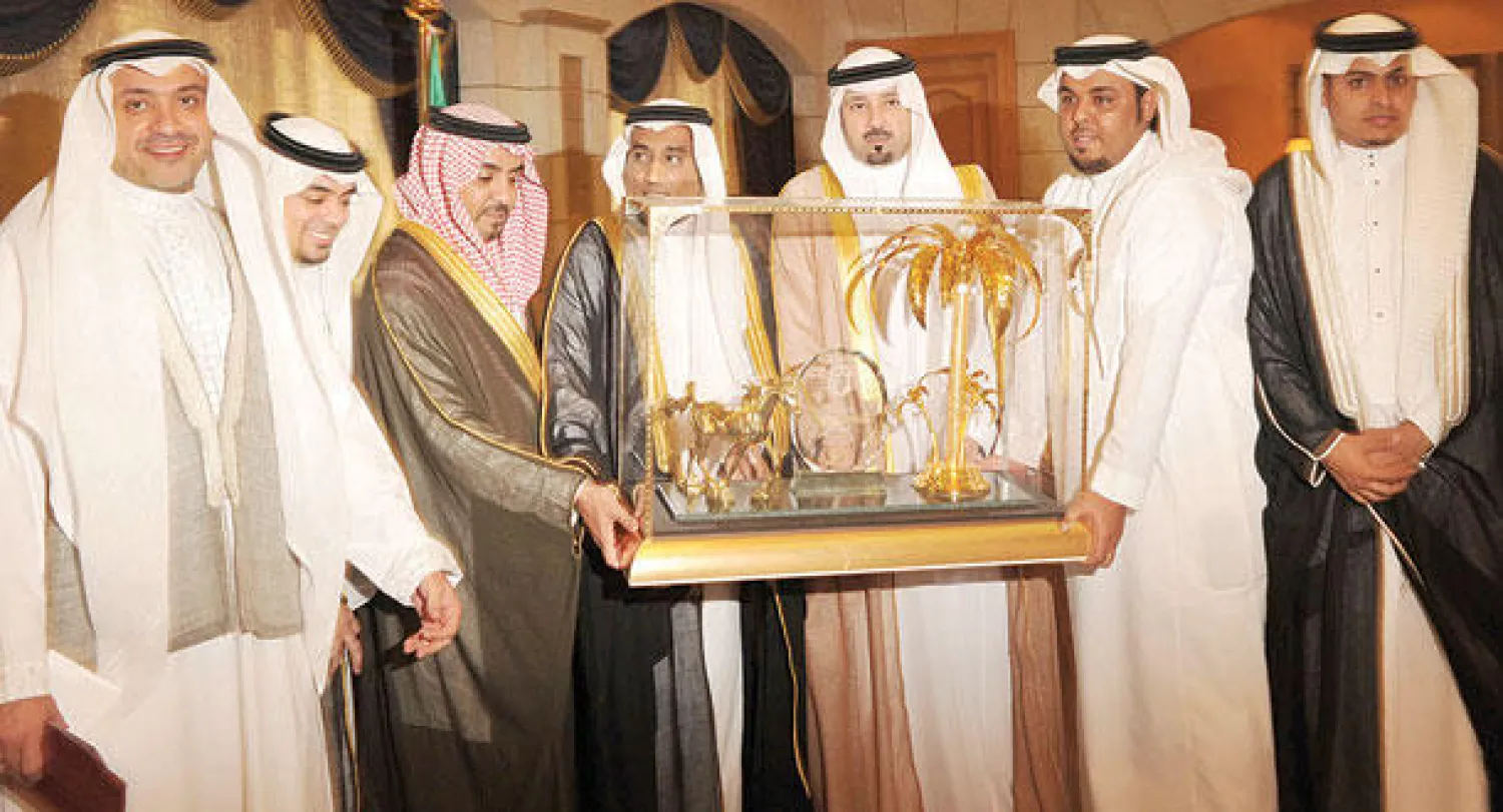 الأمير مشعل بن عبد الله خلال استقباله إدارة نادي الوحدة