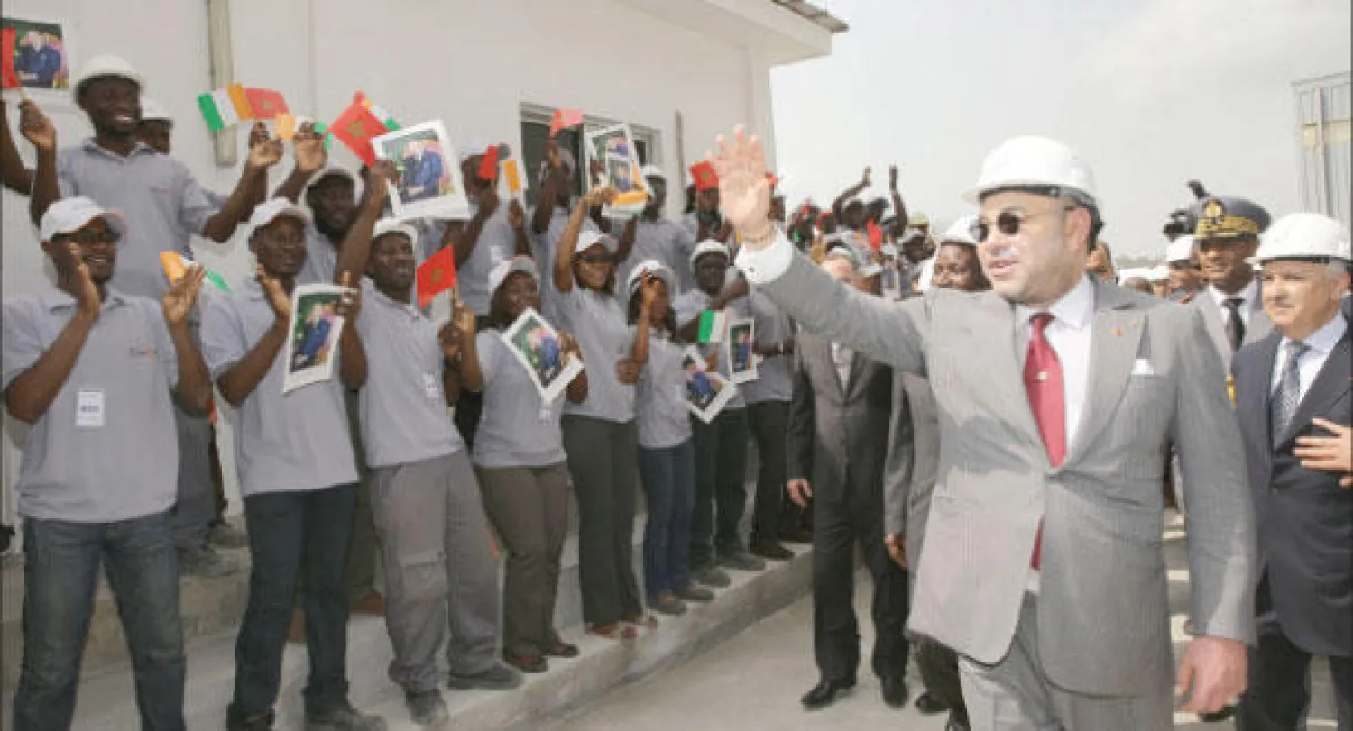 الملك محمد السادس خلال إعطائه انطلاقة أشغال إنجاز وحدة صناعية في كوت ديفوار أمس («الشرق الأوسط»)