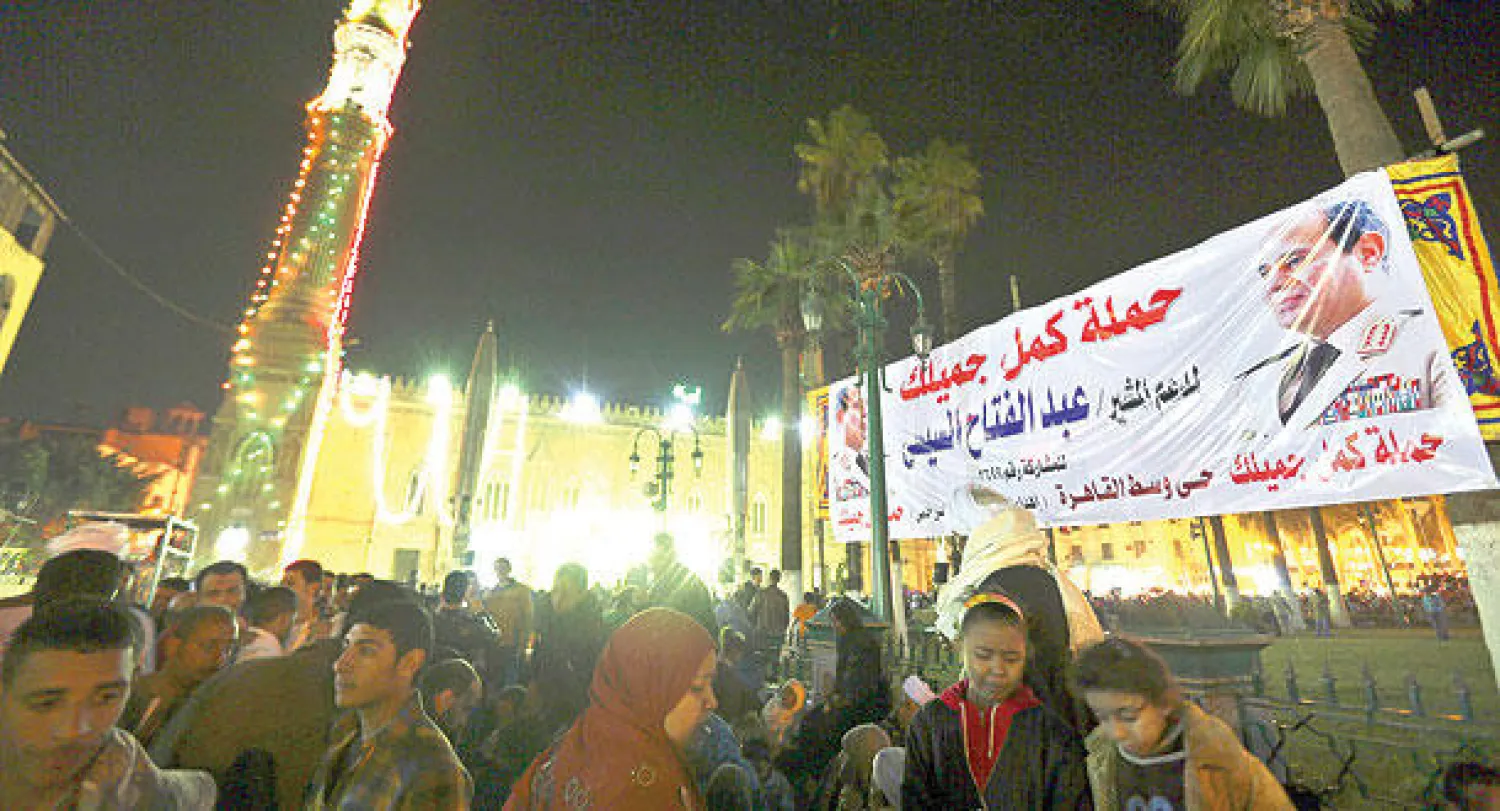 مصريون يتجمعون في ساحة مسجد الحسين شرق القاهرة مساء أول من أمس (رويترز)