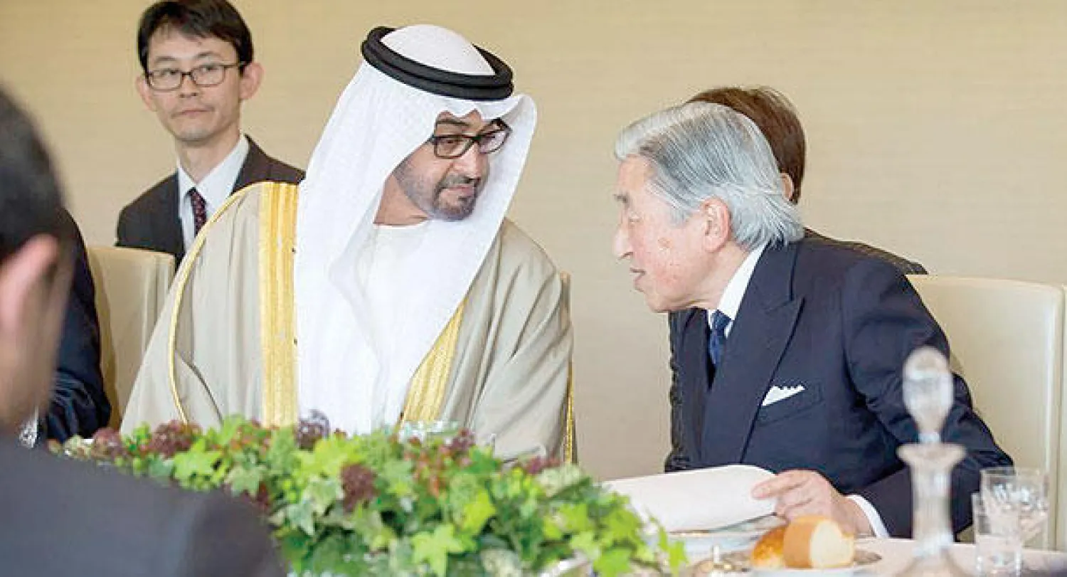 الشيخ محمد بن زايد مع إمبراطور اليابان أمس (وام)