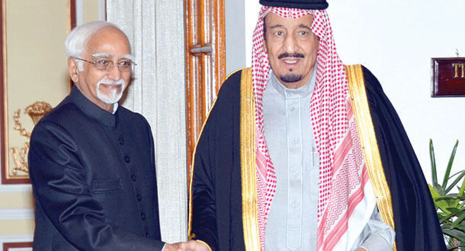 الأمير سلمان بن عبد العزيز يصافح محمد حامد انصاري (واس)