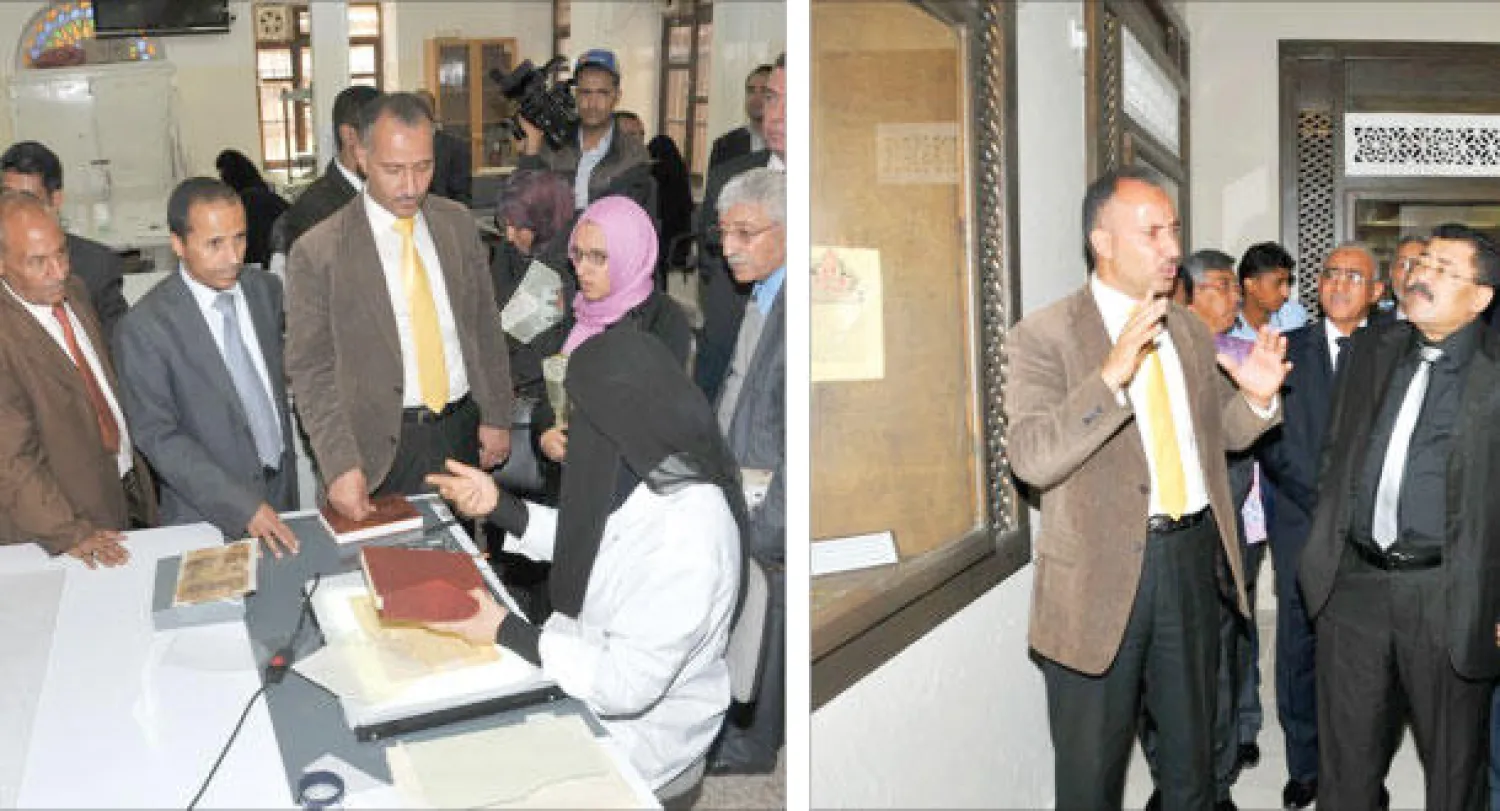 وكيل وزارة الثقافة د. مقبل التام يقدم لوزير الثقافة اليمني والضيوف شرحا لمحتويات المعرض (تصوير: فؤاد الحرازي)