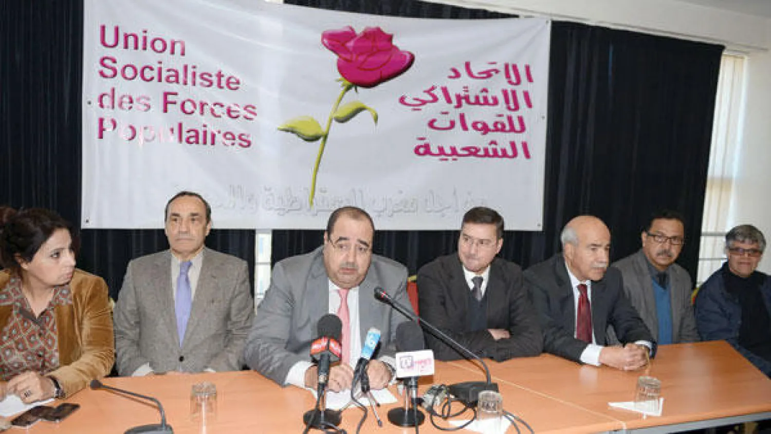 ادريس لشكر امين عام الاتحاد الاشتراكي يتوسط اعضاء المكتب السياسي للحزب خلال مؤتمر صحافي عقده في الرباط أمس ( تصوير: مصطفى حبيس)