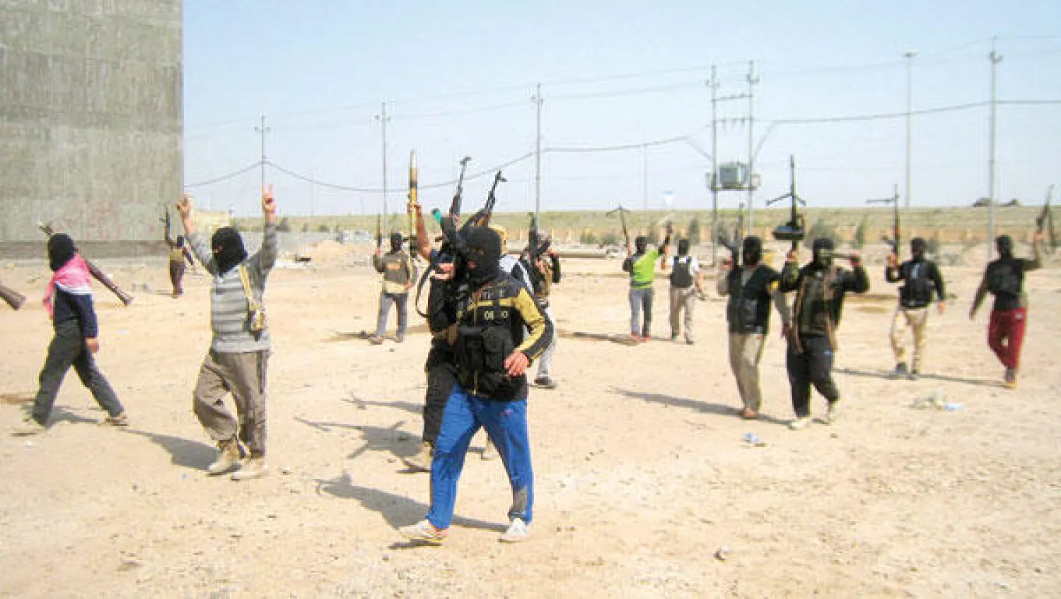 مسلحون ملثمون مناوئون لحكومة المالكي يتجولون في مدينة الفلوجة، غرب بغداد، أول من أمس(رويترز)