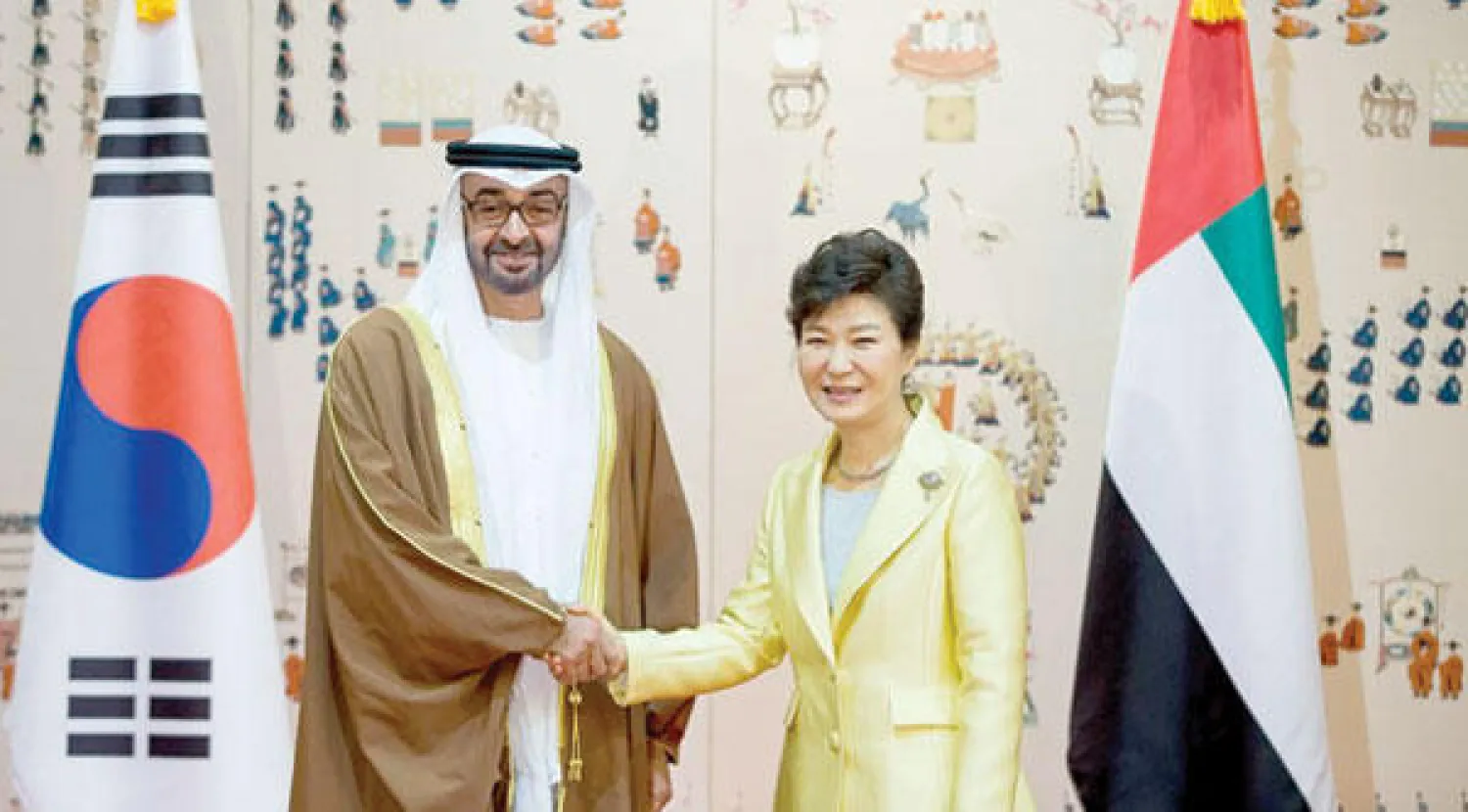 الشيخ محمد بن زايد وبارك كون هيه خلال لقائهما في العاصمة الكورية سيول أمس (وام)