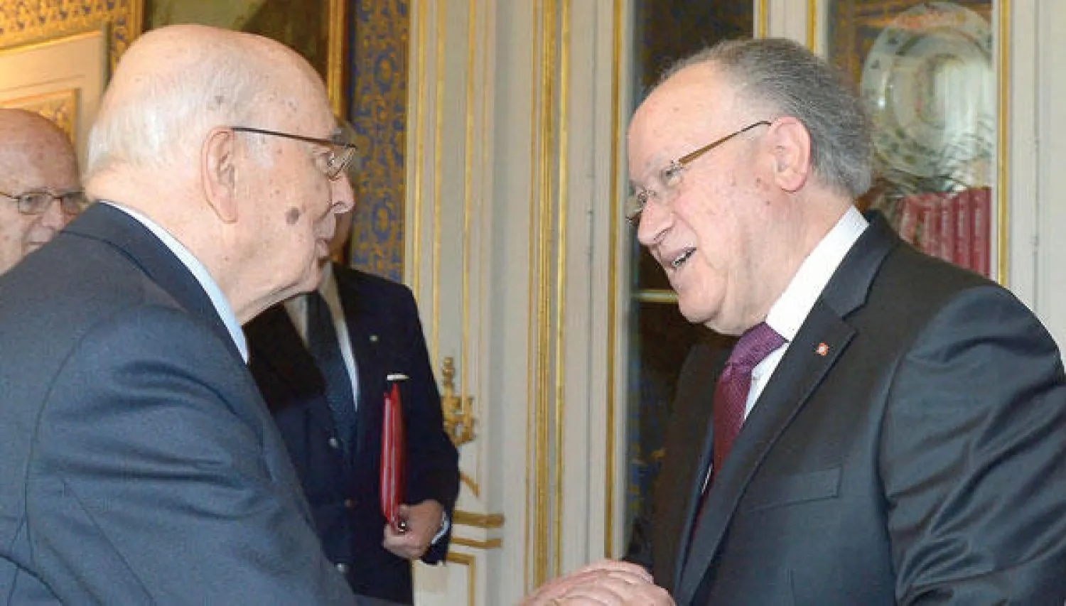 الرئيس الايطالي جورجيو نابوليتانو لدى لقائه رئيس الجمعية التأسيسية التونسية مصطفى بن جعفر في روما أمس (إ.ب.أ)