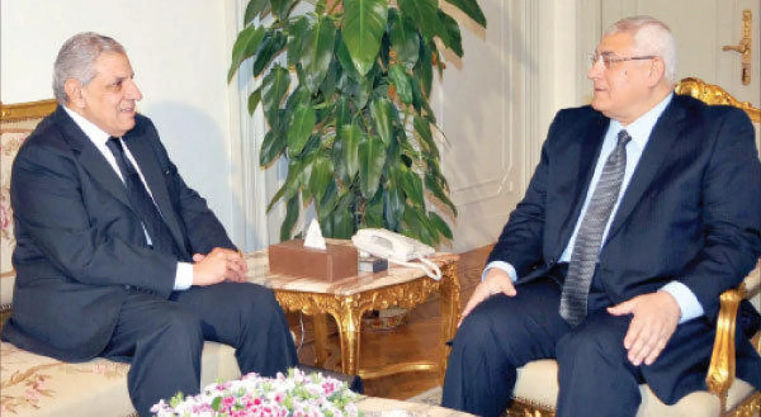 المستشار عدلي منصور رئيس الجمهورية المؤقت لدى استقباله رئيس الوزراء المكلف المهندس ابراهيم محلب (أ.ف.ب)