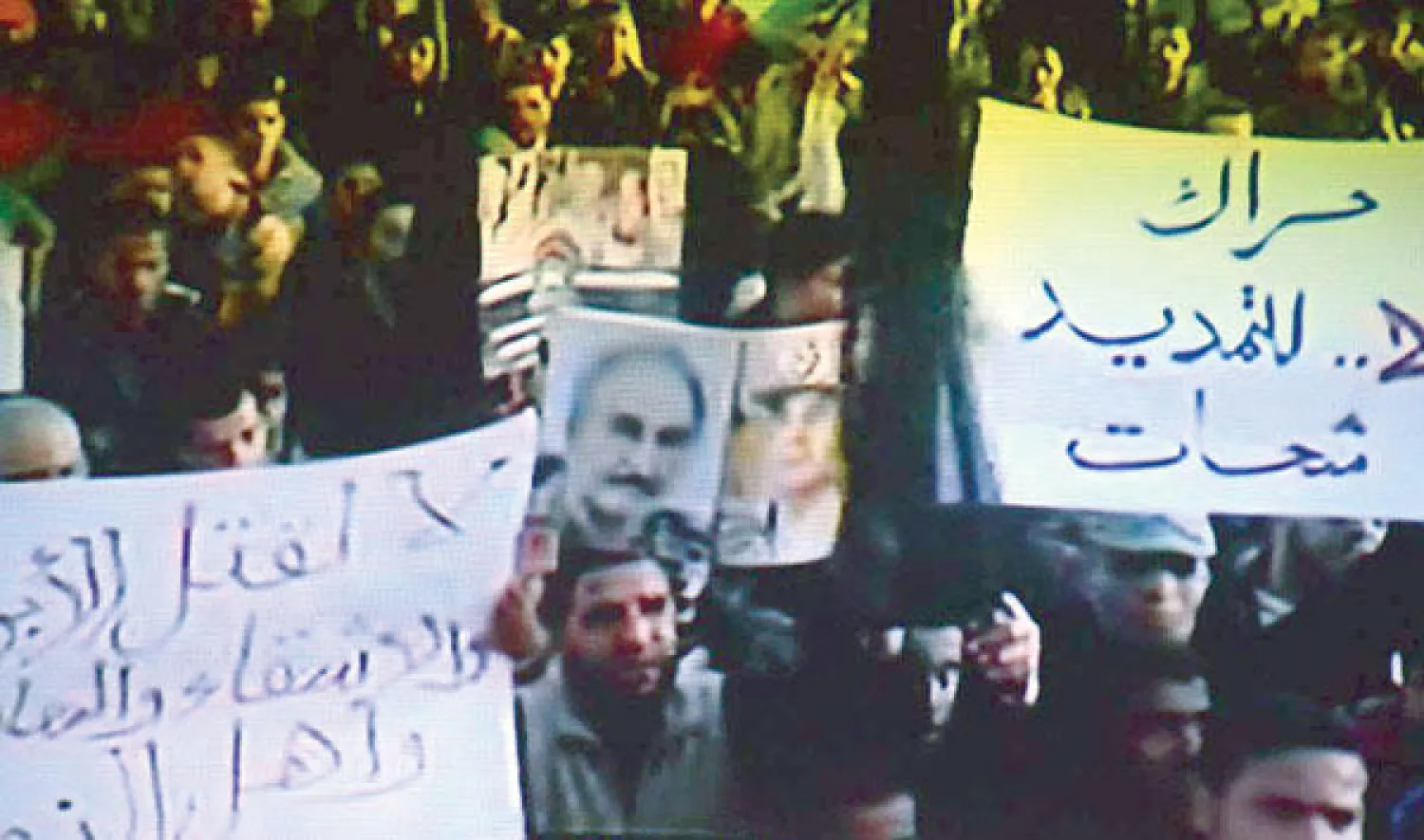 متظاهرون ليبيون يرفعون صورا للمشير السيسي واللواء حفتر في بعض المدن الليبية ({الشرق الأوسط})