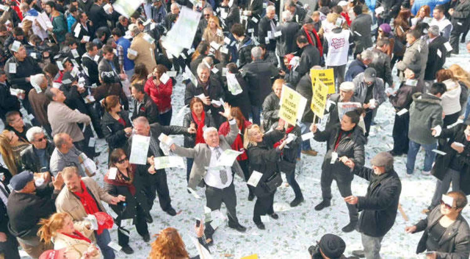 مئات المتظاهرين ينثرون في أنقرة أمس نسخا غير حقيقية لعملة اليورو مطبوع عليها صورة رجب طيب إردوغان رئيس الحكومة التركية في إشارة إلى اتهامه بتخزين ملايين اليورو ببيته (أ.ف.ب)