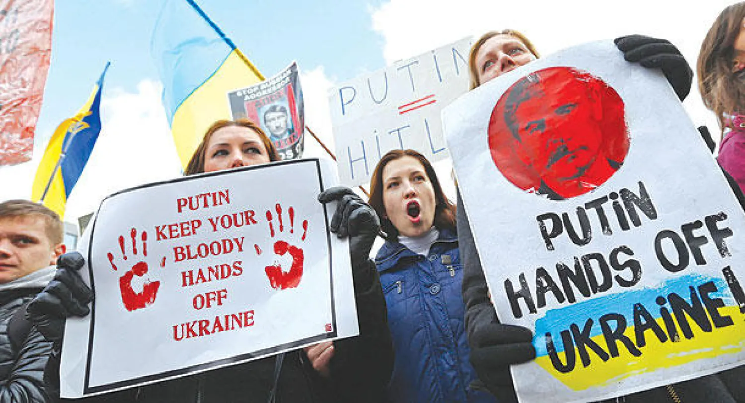 متظاهرون أمام الاتحاد الأوروبي في بروكسل احتجاجا على التدخل الروسي في أوكرانيا (رويترز)