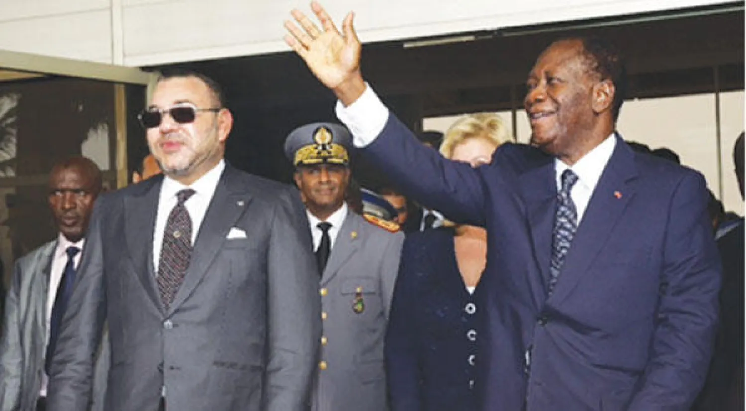 العاهل المغربي لدى لقائه الرئيس الإيفواري في مطار أبيدجان أمس (ماب)