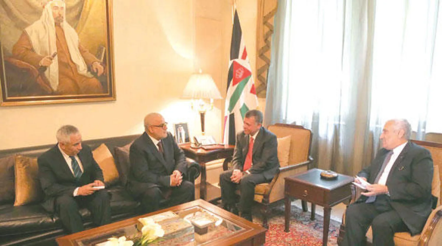 العاهل الأردني الملك عبد الله الثاني لدى لقائه رئيس وزراء المغرب عبد الإله ابن كيران في عمان أمس («الشرق الأوسط»)