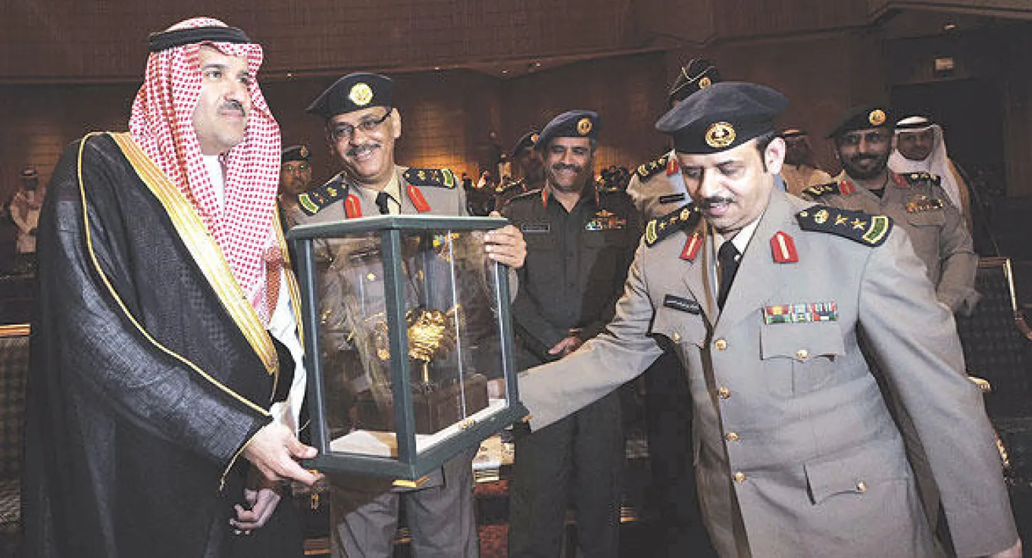 الأمير فيصل بن سلمان يتسلم هدية تذكارية من مدير الدفاع المدني  بمنطقة المدينة المنورة بعد تدشينه فعاليات اليوم العالمي للدفاع المدني (واس)