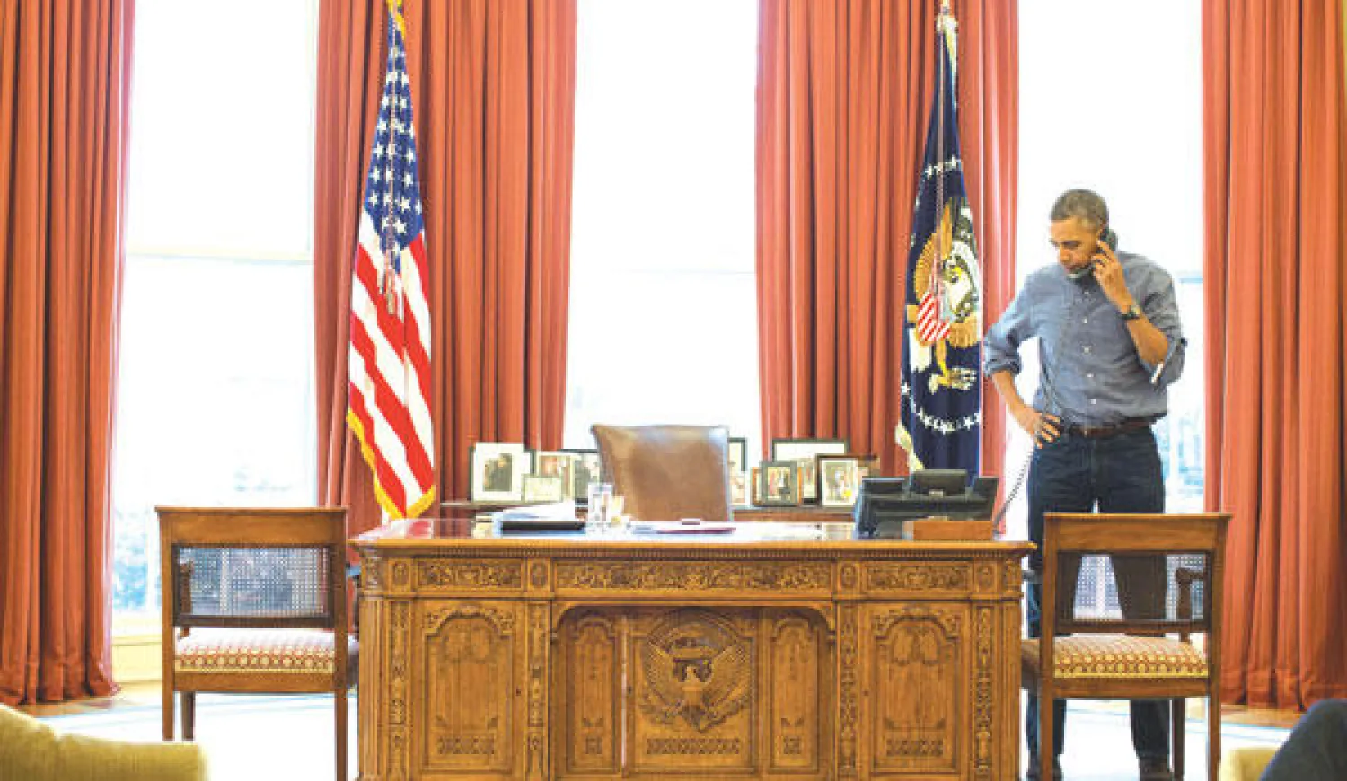 صورة وزعها البيت الأبيض لأوباما في المكتب البيضاوي خلال تحدثه مع بوتين أول من أمس (رويترز)