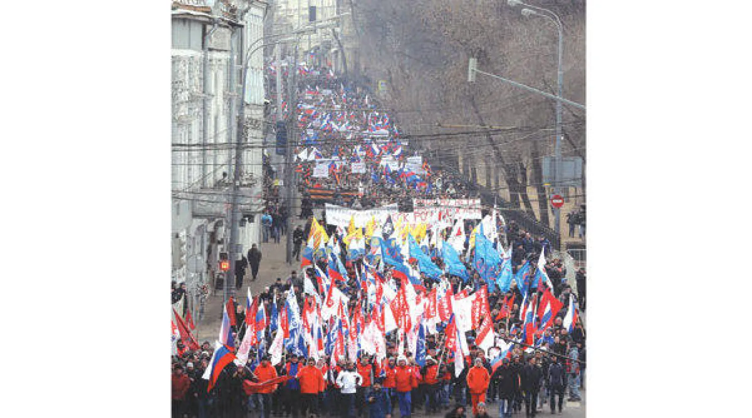 متظاهرون روس يتظاهرون تأييدا لإرسال قوات إلى القرم وسط موسكو أمس (إ.ب.أ)