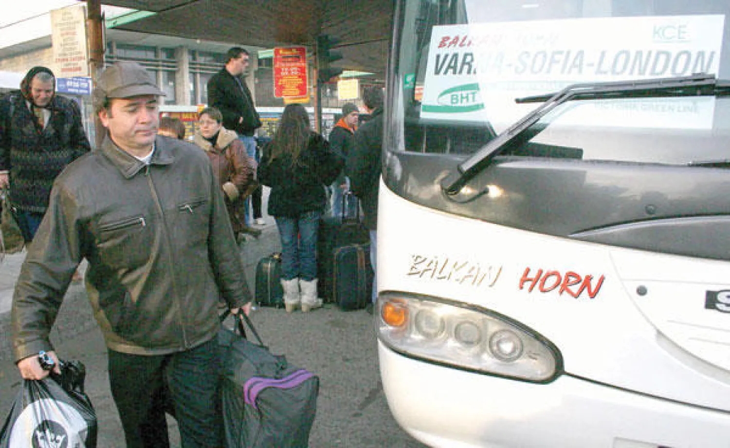 مسافر يستعد لركوب حافلة من مدينة فارنا بالبحر الأسود في طريقه للسفر إلى العاصمة البريطانية لندن عبر صوفيا في أول يوم لرفع القيود الأوروبية (أ.ب)