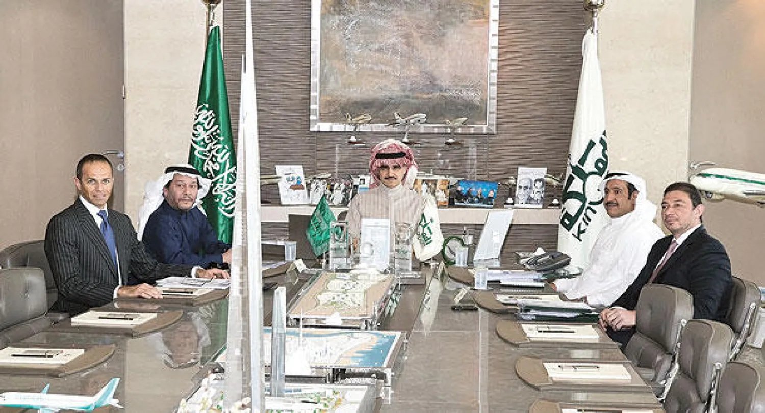 الأمير الوليد بن طلال لدى ترؤسه اجتماع لجنة الاستثمار في مقر شركة «المملكة القابضة»، في الرياض، أمس