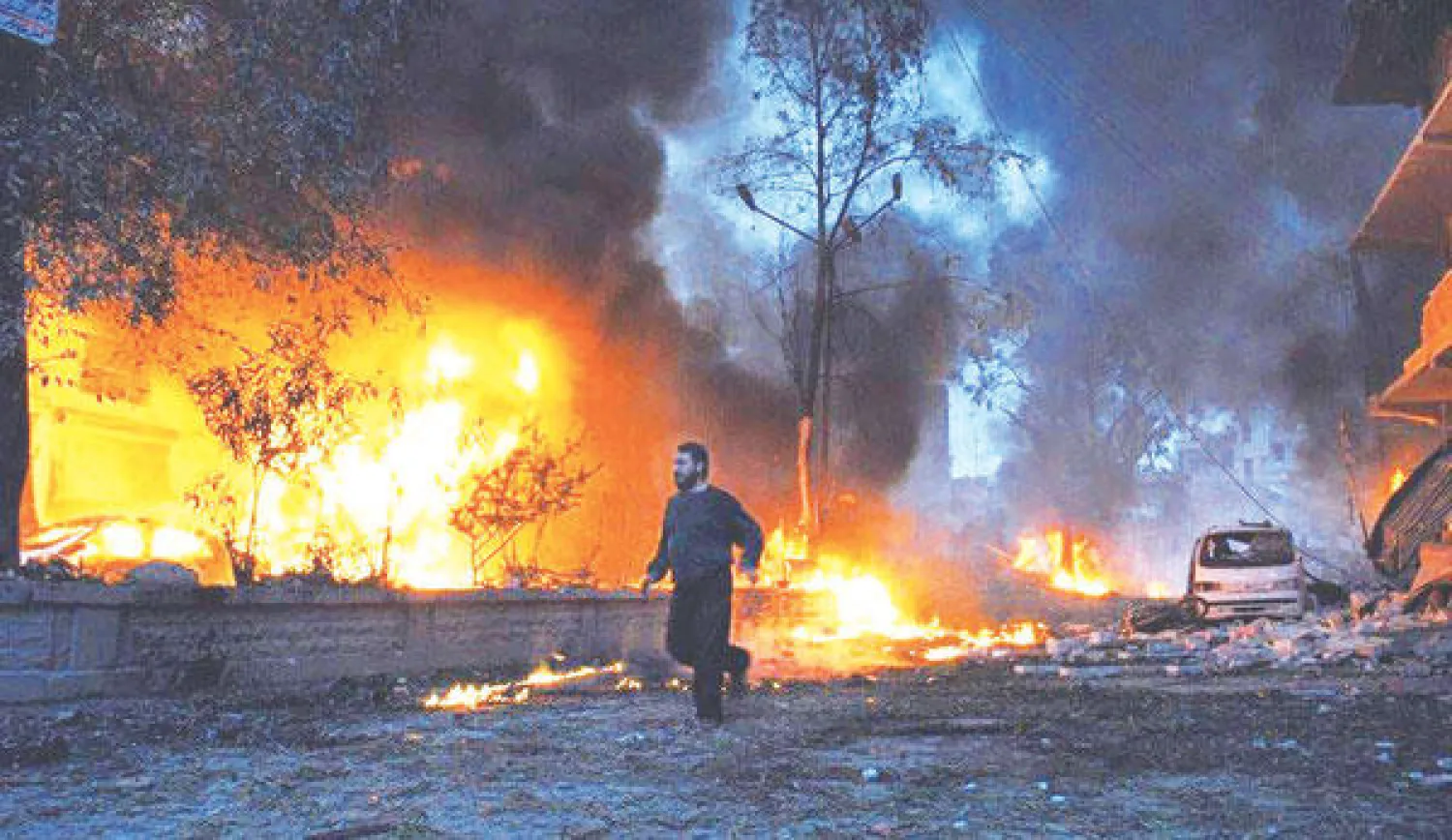 صورة وزعت أمس لجانب من الانفجارات التي أعقبت غارات جوية على بلدة كفر تخاريم في إدلب (أ.ب)