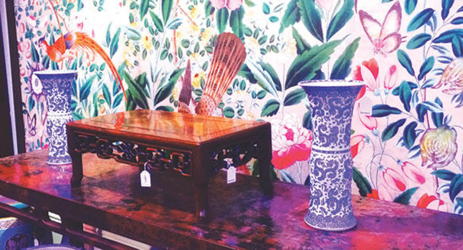 جانب من المعروضات في مزاد «ألف طريقة لرؤية الأشياء» بدار سوذبي