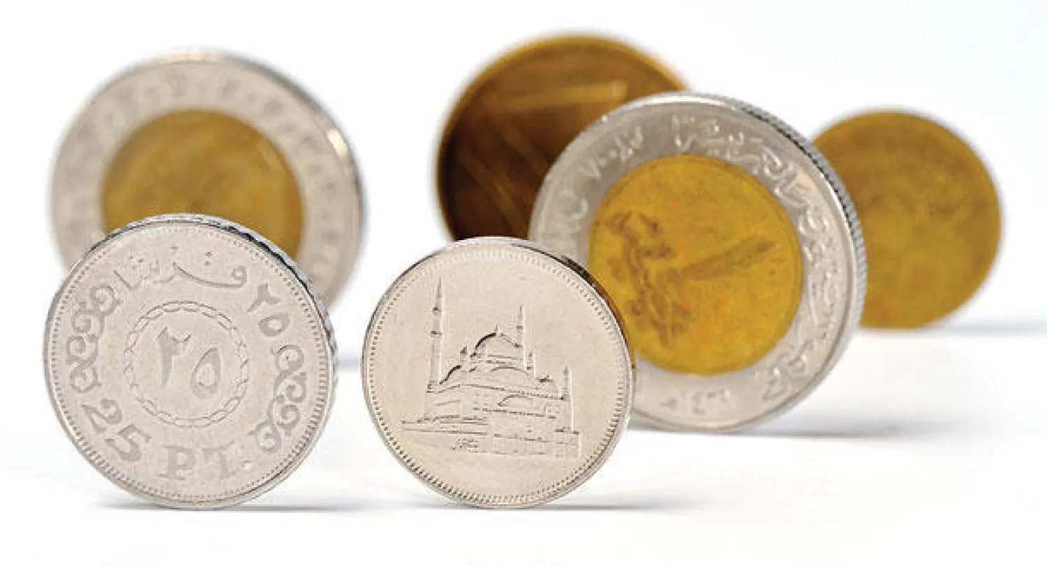 شباب مصر يدفعون فواتير شركات الإنترنت «عملات معدنية»