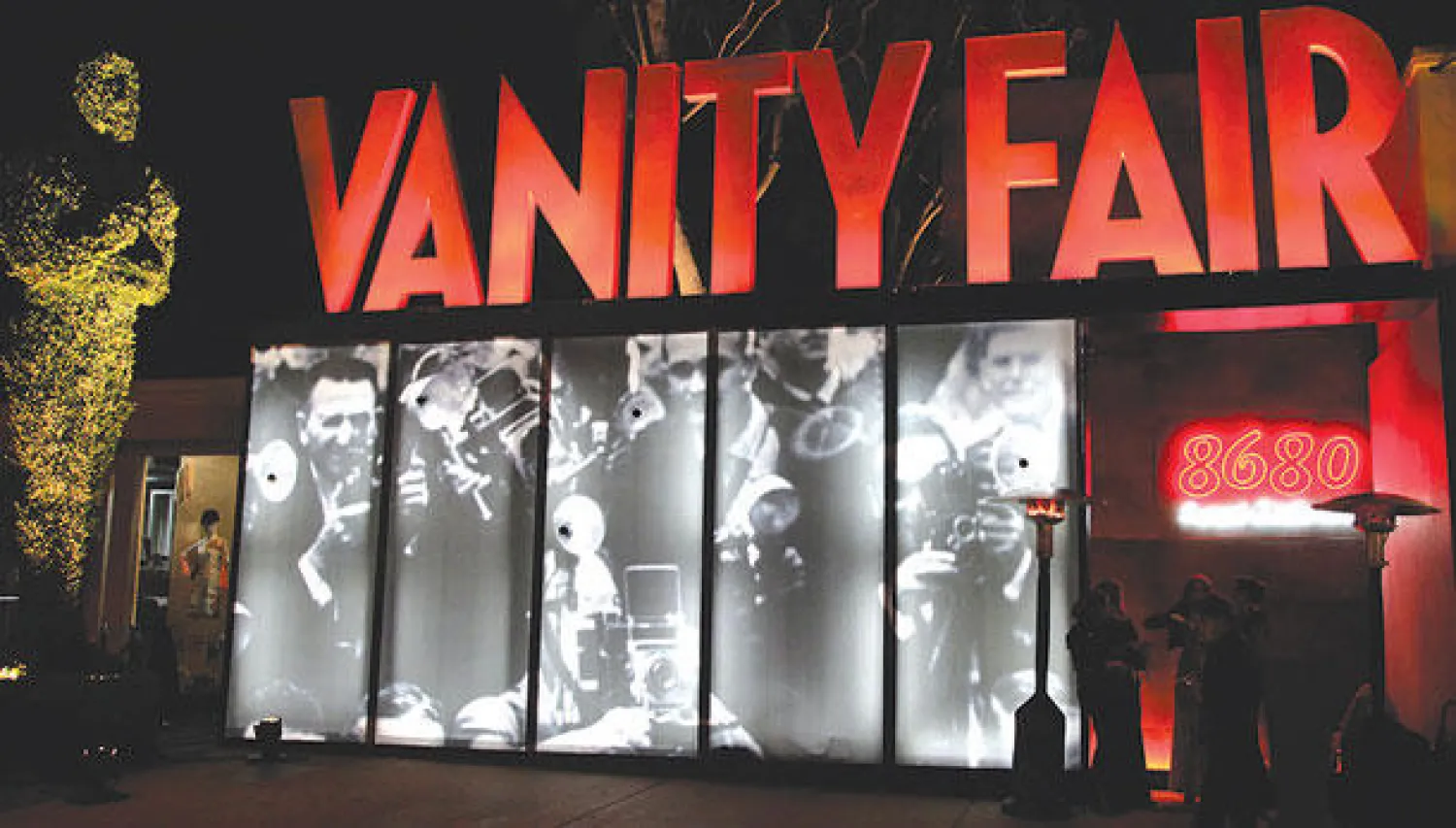 مجلة «فانيتي فير» وجهت الدعوة إلى أكثر من 120 مدونا ومراسلا عبر الإنترنت والذين يغطون مهرجان الأوسكار لاستخدام ورش عمل تحمل العلامة «وي ورك» في جادة هوليوود (إ.ب.أ)