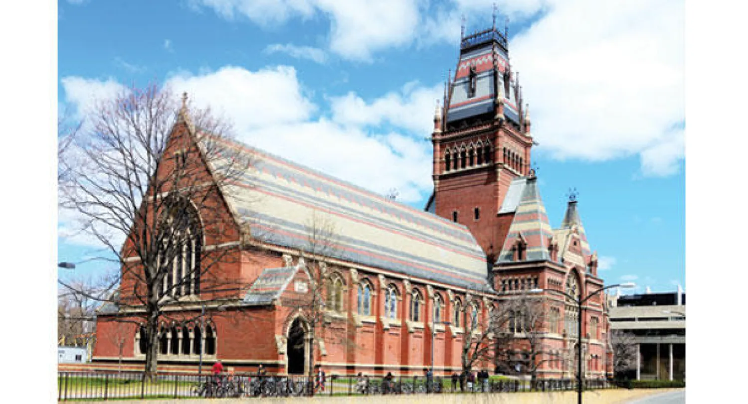 جامعة هارفارد.. وعلى اليسار صورة من تقييم موقع {QS} لترتيب أفضل الجامعات من حيث دراسة التاريخ ({الشرق الأوسط})