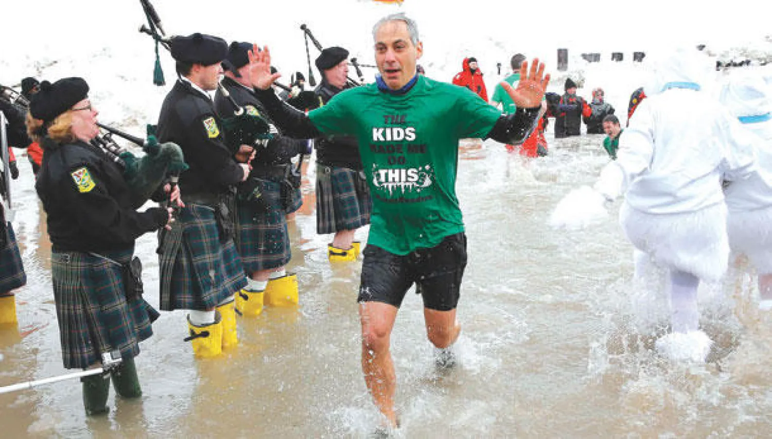  رام إيمانويل عمدة شيكاغو اتفق مع فالون على الغطس في البحيرة (رويترز)