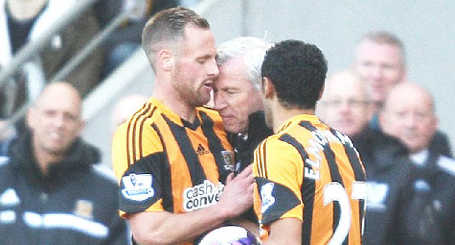 باردو مدرب نيوكاسل (في الوسط) ينطح ميلر برأسه