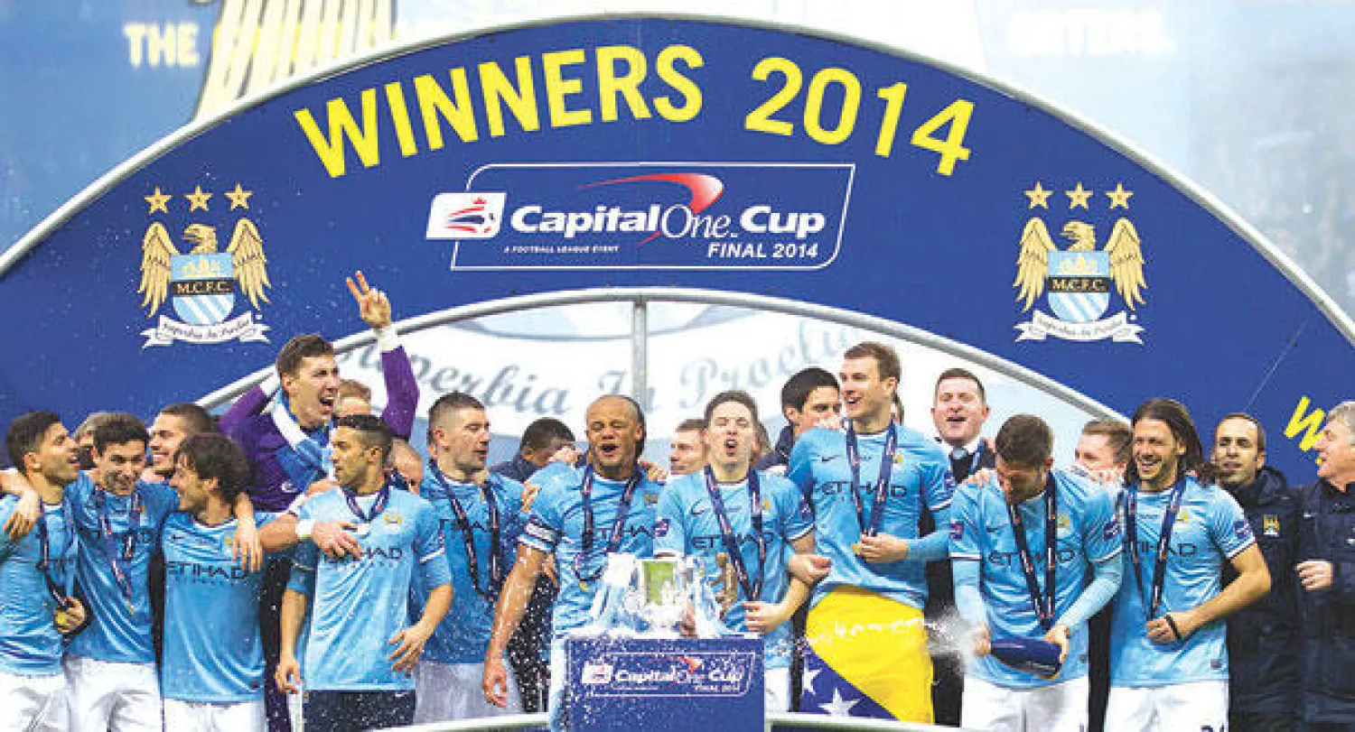 لاعبو سيتي على منصة التتويج يحتفلون بفوزهم بكأس المحترفين الإنجليزية (أ.ب)