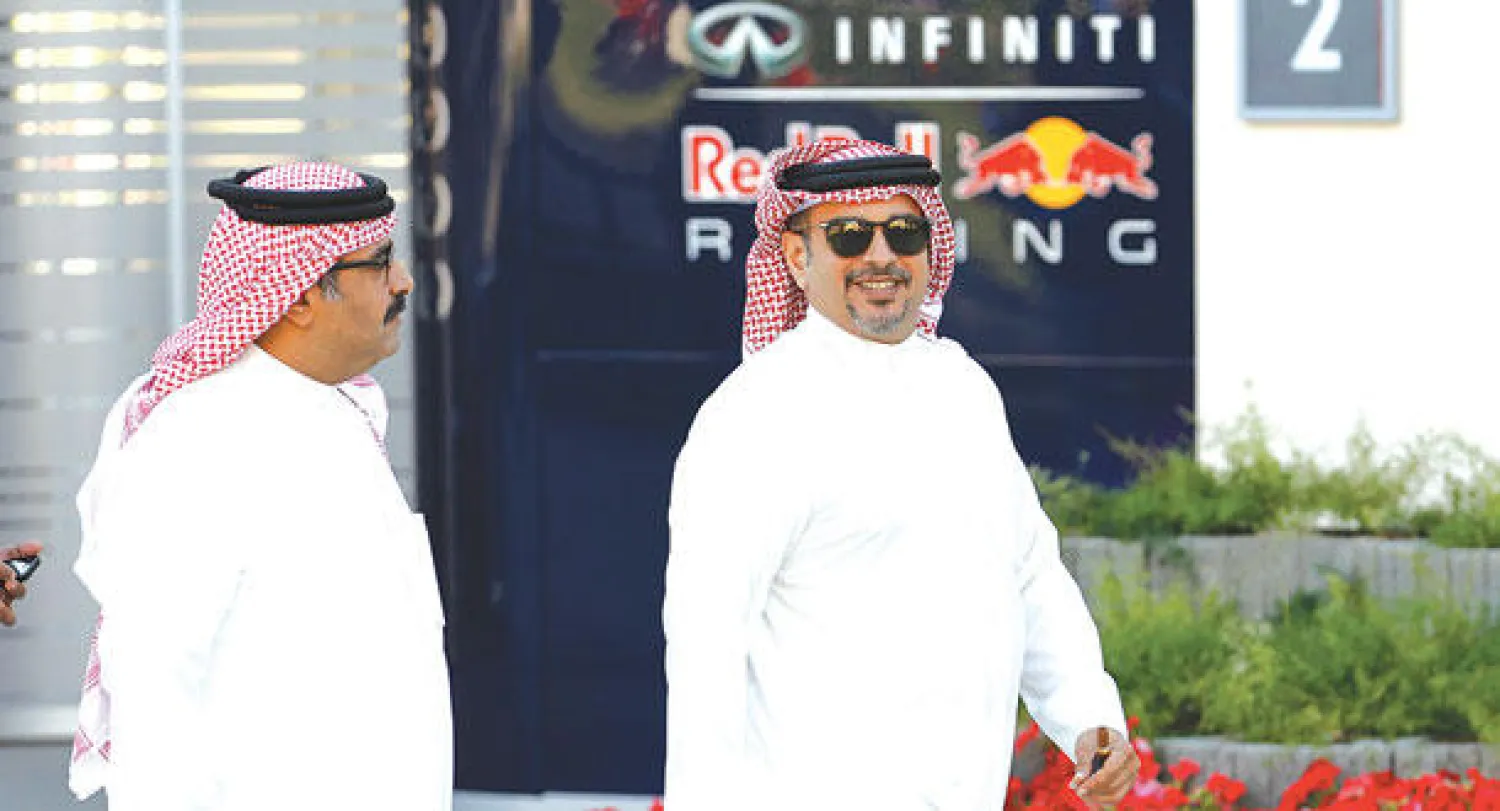 ولي العهد البحريني الشيخ سلمان بن حمد آل خليفة لدى وصوله مع رئيس الاتحاد الدولي للسيارات الشيخ عبد الله بن عيسى آل خليفة لحضور اليوم الرابع من دورة البحرين لسباق الفورمولا وان (رويترز)