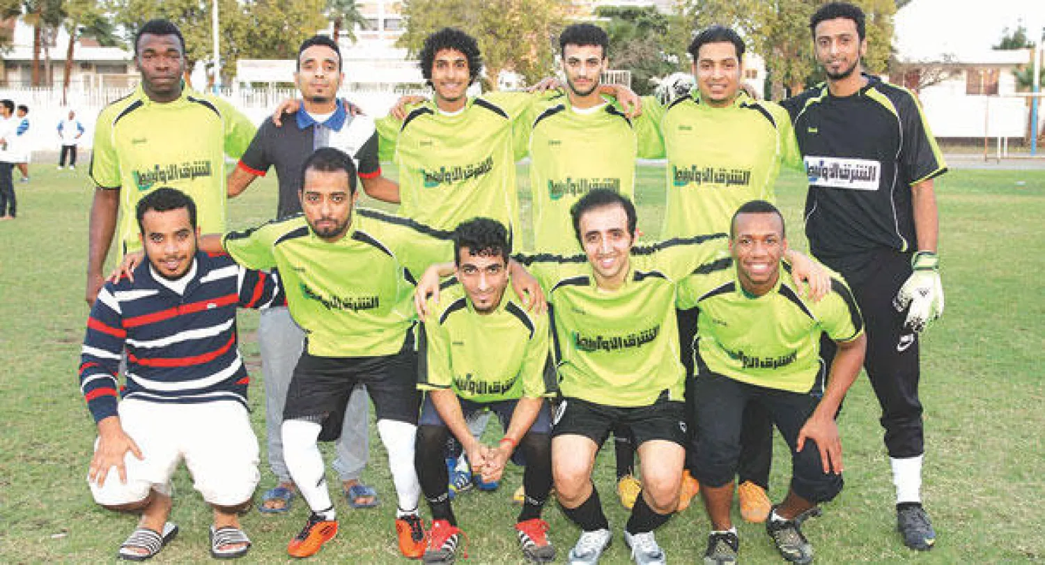 لقطة جماعية لفريق «الشرق الأوسط» (تصوير: سلمان مرزوقي)