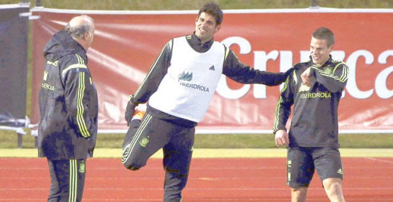 كوستا (في الوسط) يتحدث للمدرب دل بوسكي في أول ظهور له مع منتخب إسبانيا (إ.ب.أ)