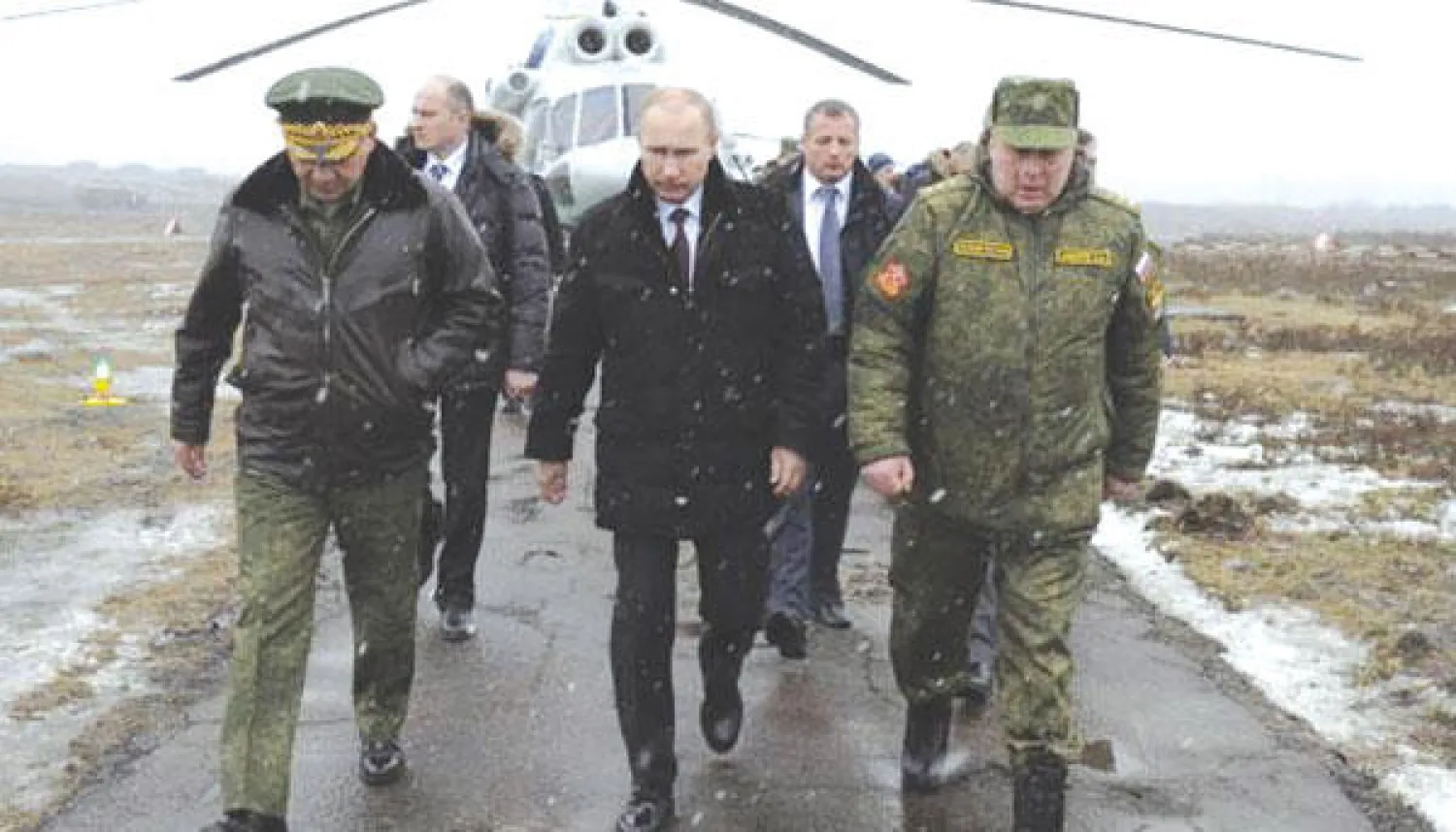 الرئيس الروسي فلاديمير بوتين بصحبة وزير دفاعه وقادة عسكريين لدى وصولهم إلى قاعدة روسية في إقليم لينينغراد أمس (إ.ب.أ)