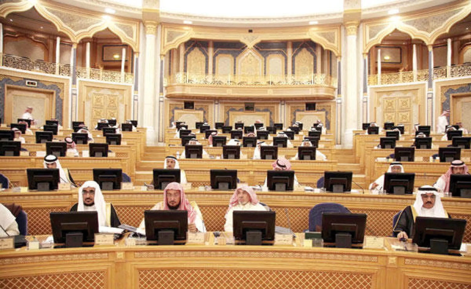 جانب من جلسة مجلس الشورى التي ناقشت خطة التنمية العاشرة أمس (واس)