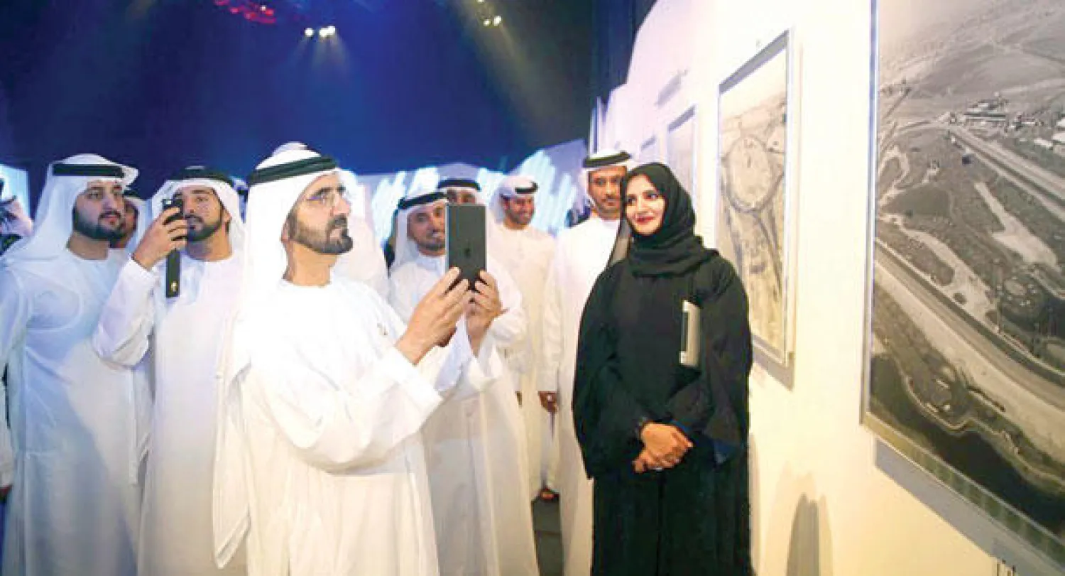 محمد بن راشد يختبر أحد التطبيقات الذكية خلال مناسبة إطلاق مشروع الاستراتيجية الجديدة لدبي (وام)