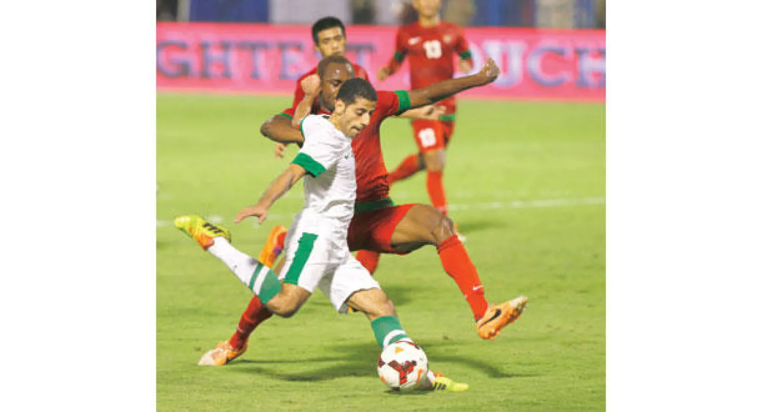 تيسير الجاسم يسدد الكرة نحو المرمى في إحدى الهجمات السعودية المهدرة (تصوير: عيسى الدبيسي)