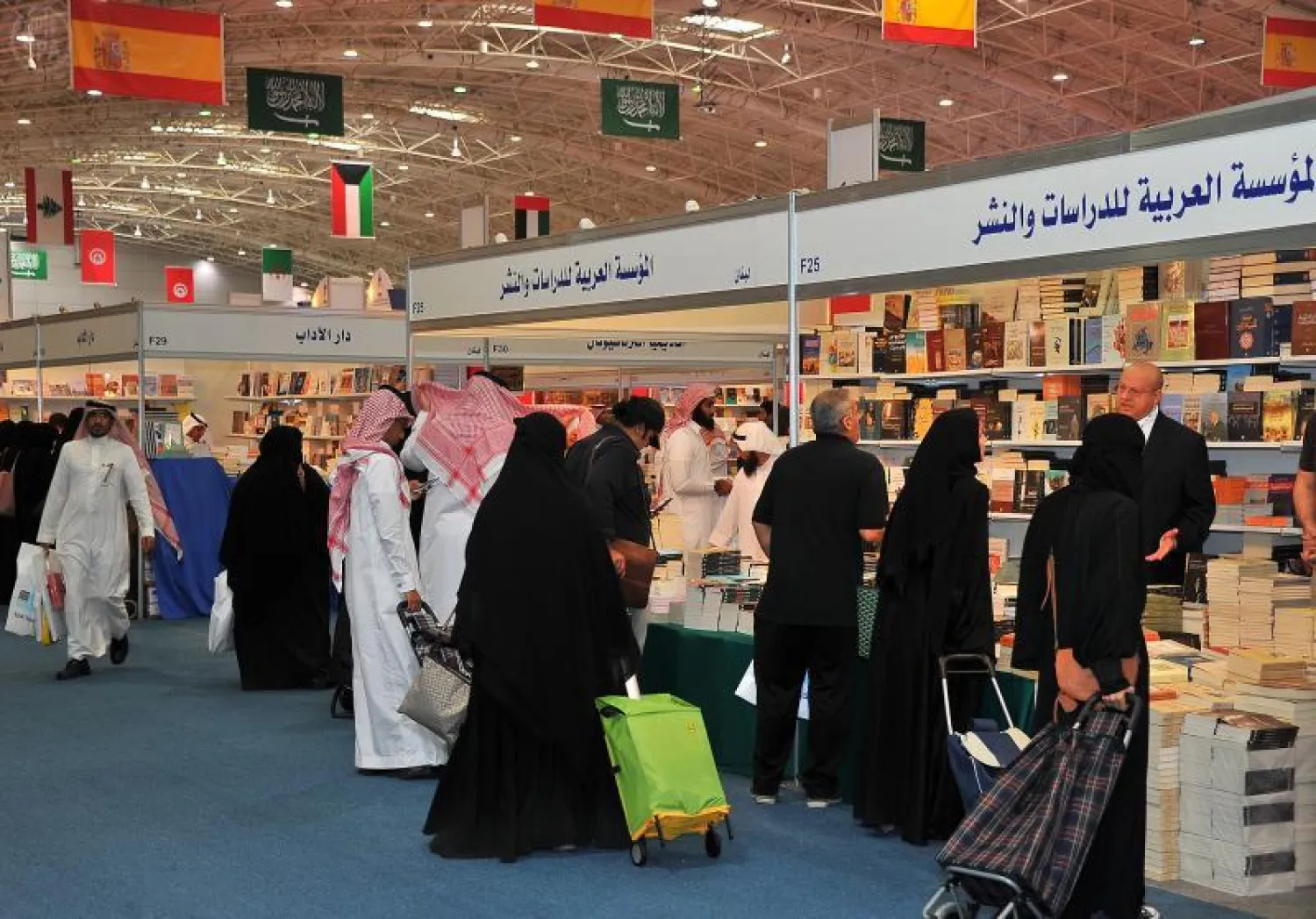 عناوين الكتب الغريبة والمثيرة تجذب أنظار الزوار لاقتنائها (تصوير: سامي اليوسف)