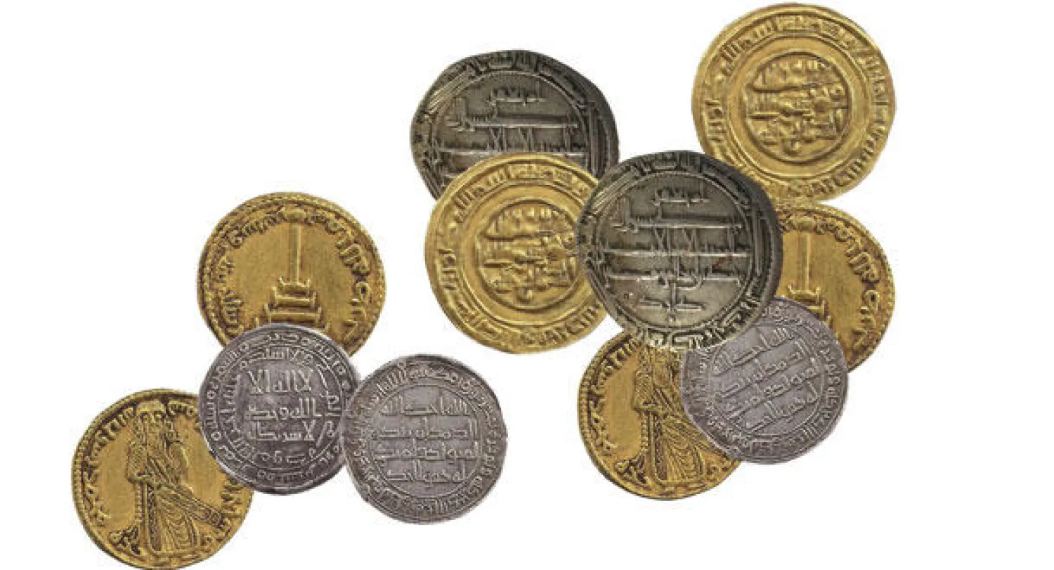 مجموعة من العملات لقديمة التي تعود لفترات وعهود مختلفة