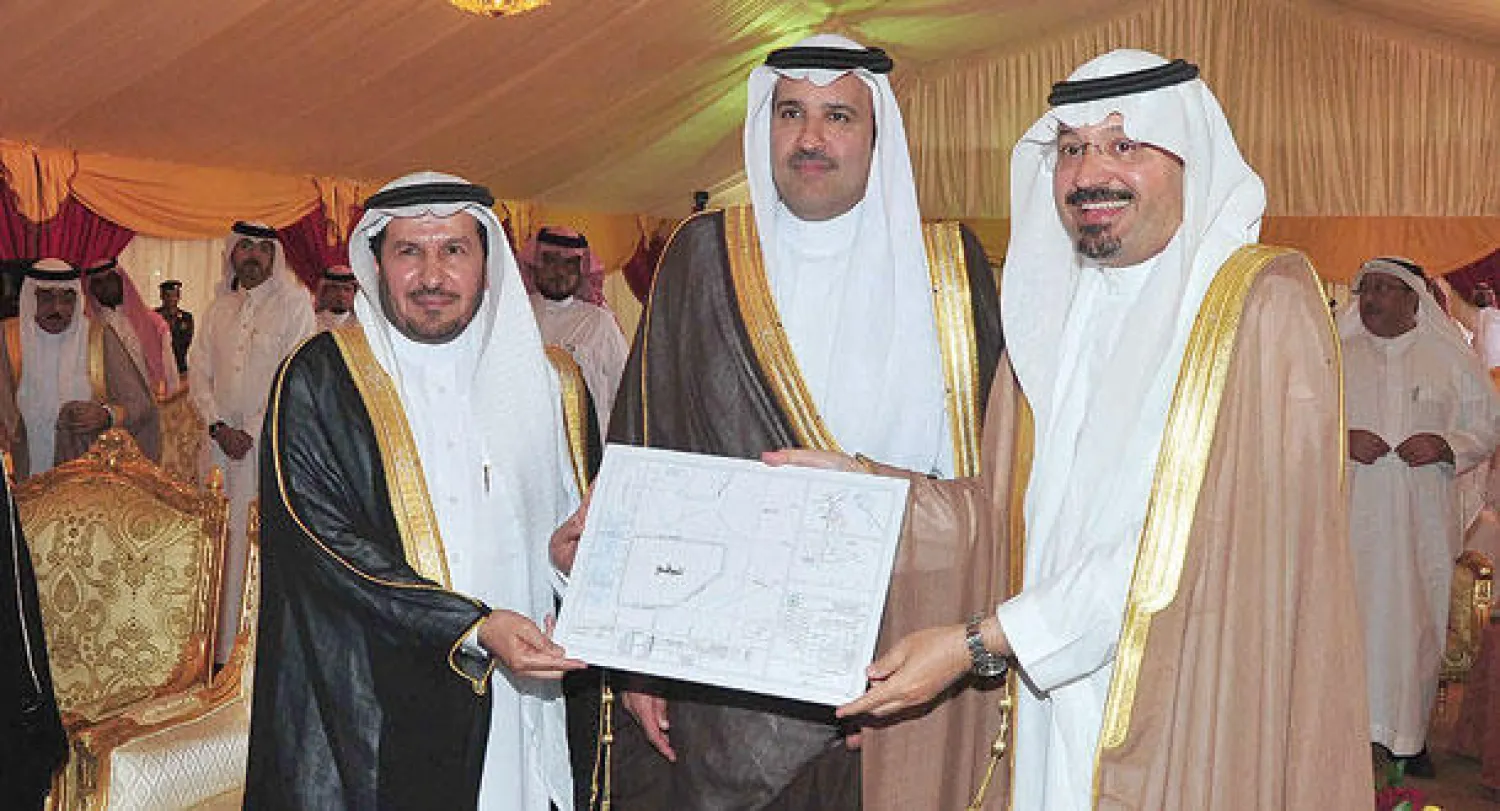 الأمير فيصل بن سلمان لدى تدشينه مشروع مستشفى الولادة وإلى يمينه الدكتور عبد الله الربيعة بالمدينة المنورة أمس (واس)